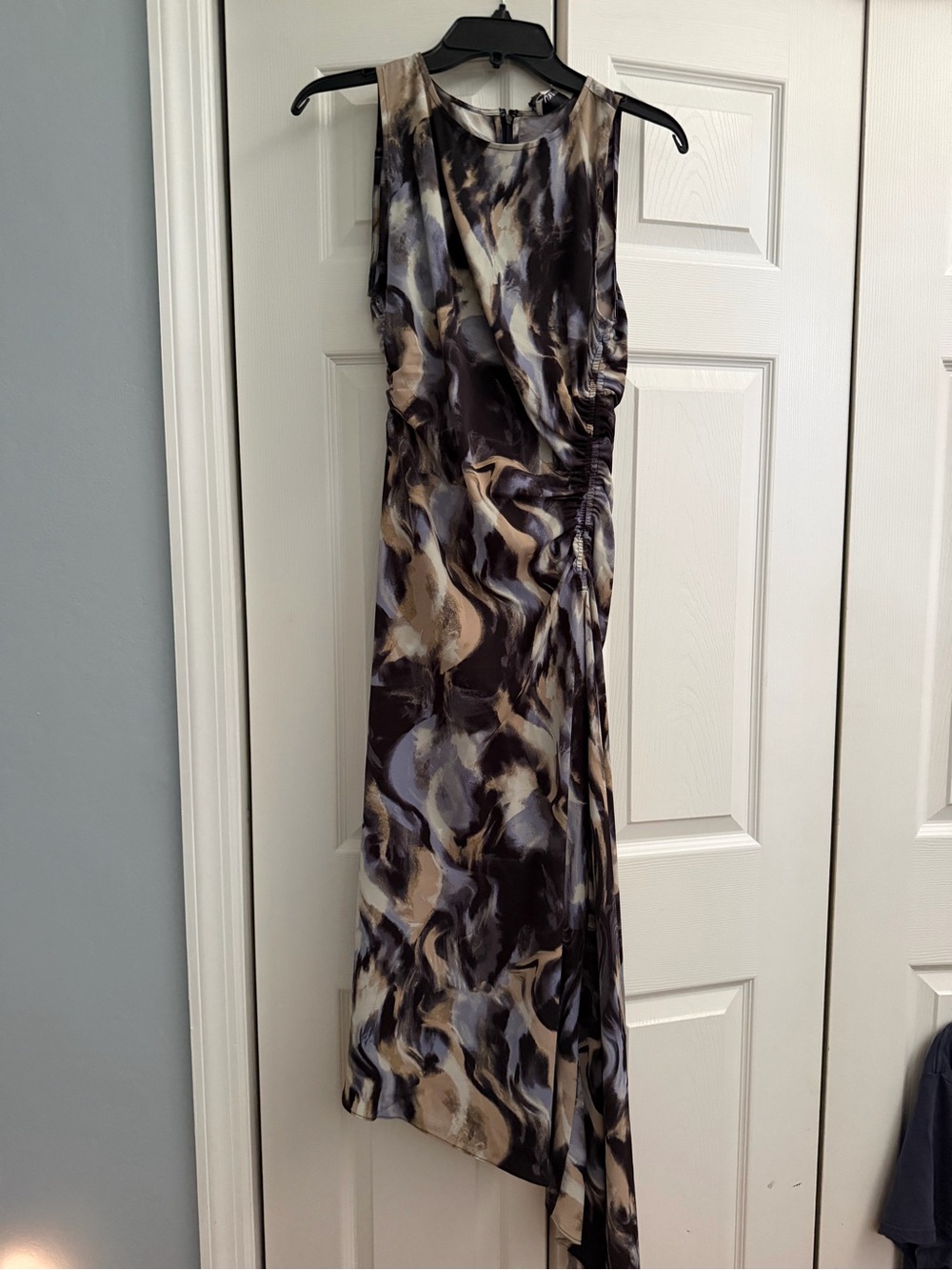 Sleek Sleeveless Abstract-Print Midi Dress in Neutral Tones